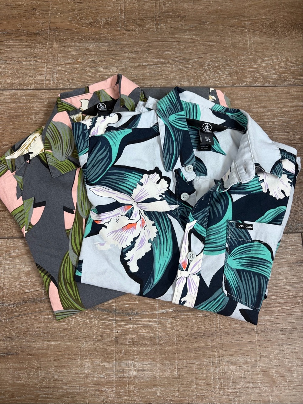 Volcom Boys Tropical Button Up Shirts 2 Pack Bundle Size S 8